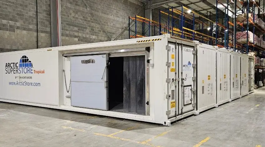 Installation modulaire de conteneurs frigorifiques formant une unité SuperStore